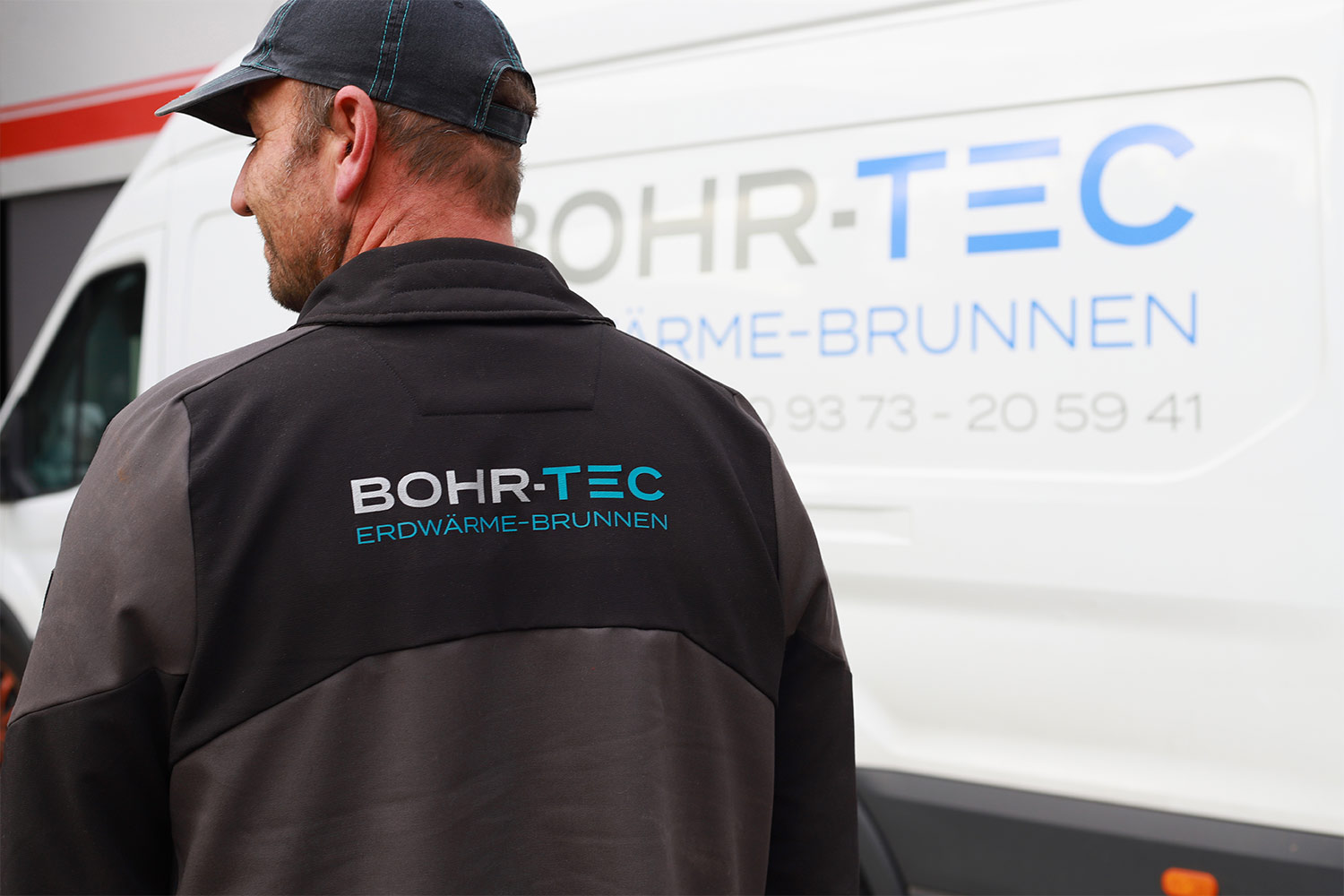 Bohr-Tec Mitarbeiter vor Firmentransporter